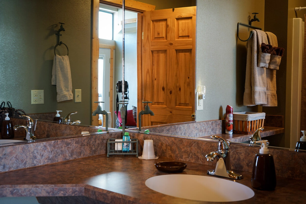 Mt. Columbia Room's Bathroom