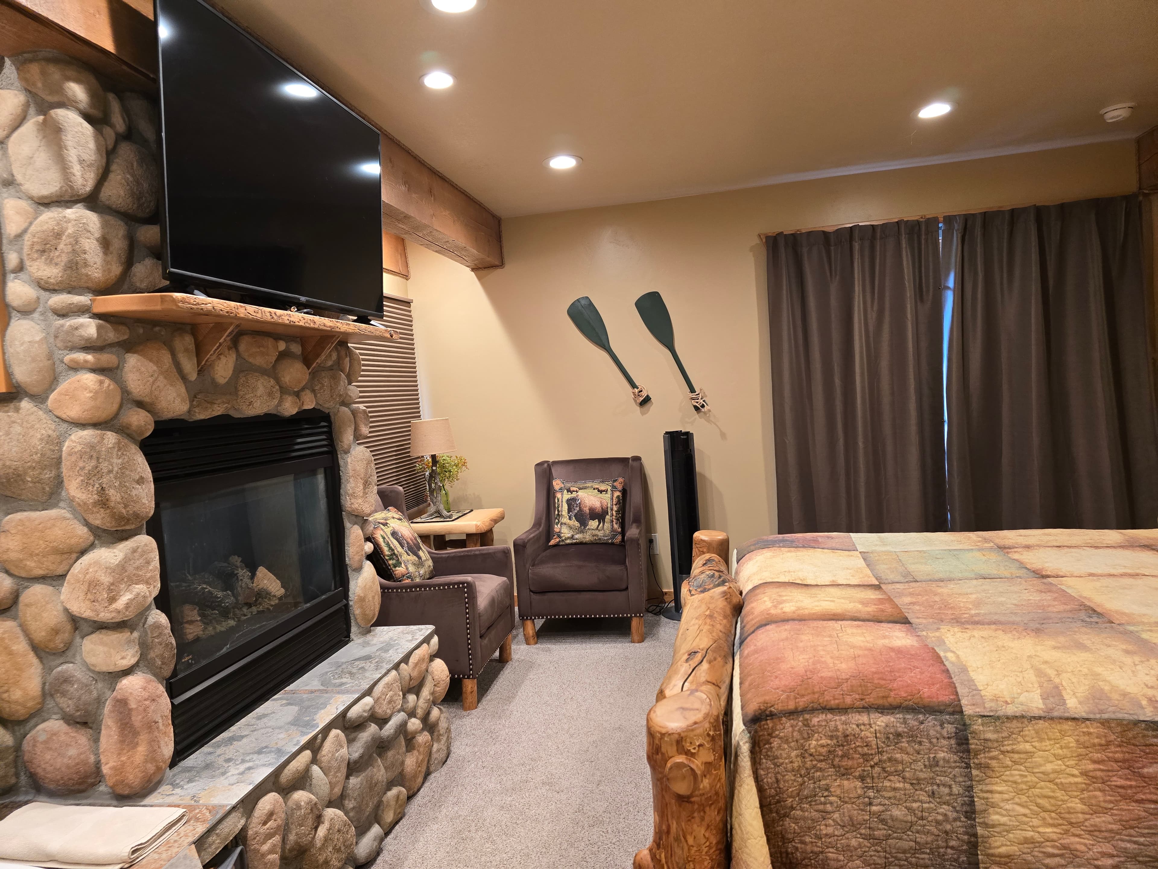 Mt. Oxford Room Log Bed with Sitting Area