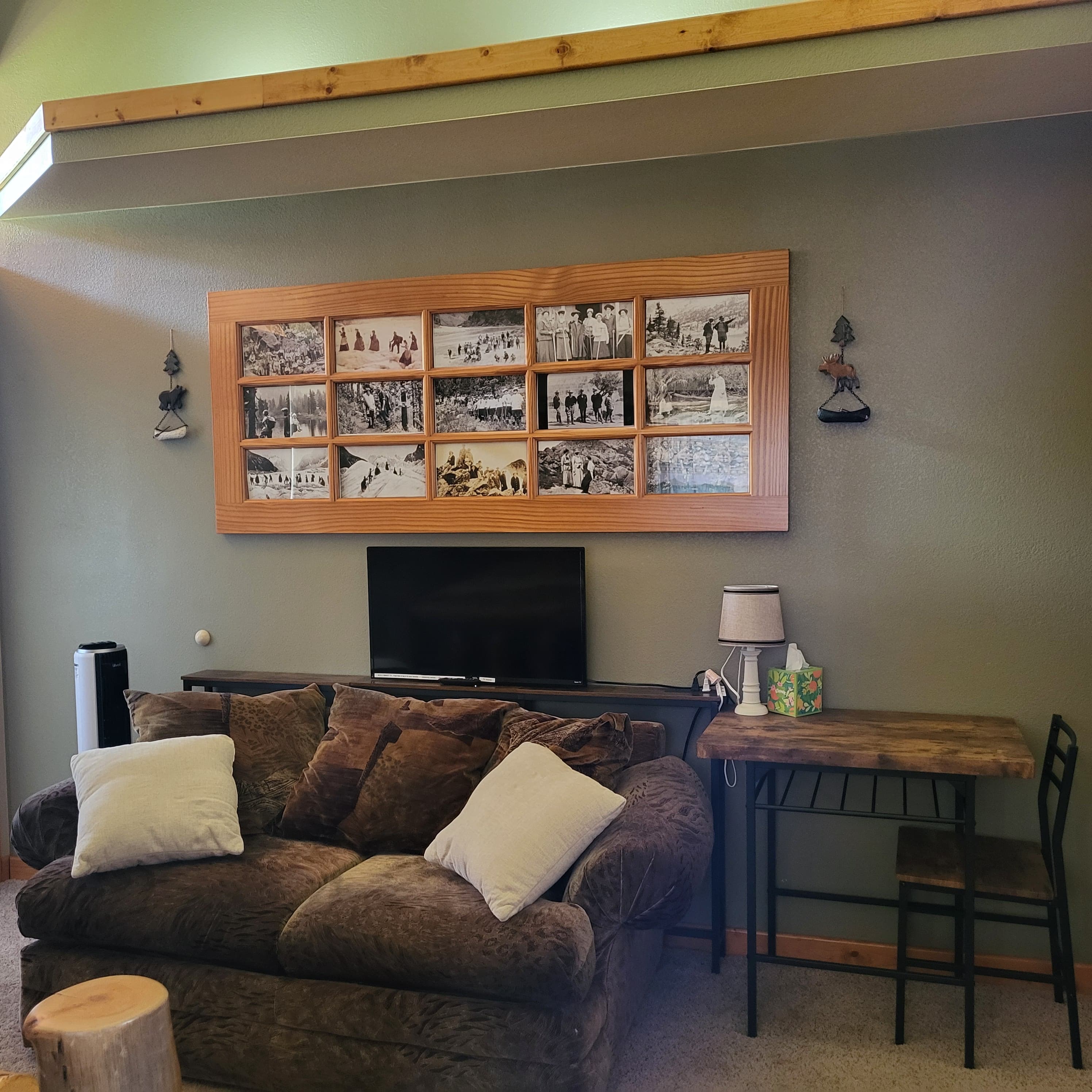 Mt. Columbia Room Sitting Area with TV