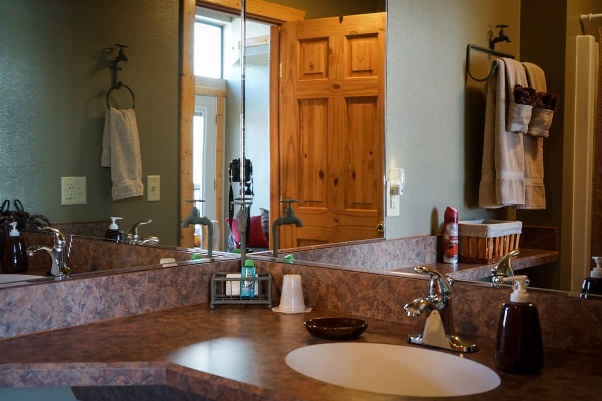Mt. Columbia Room's Bathroom