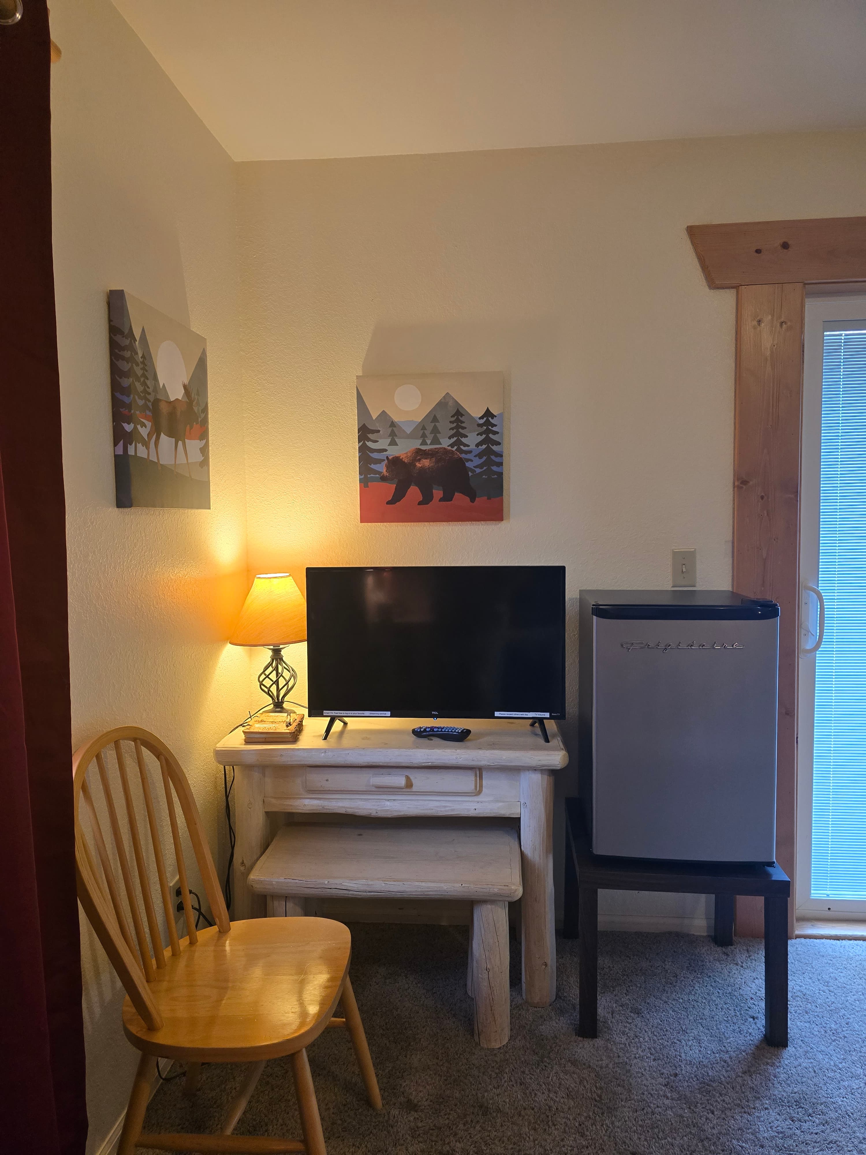 Mt. Harvard Room Sitting Area with TV